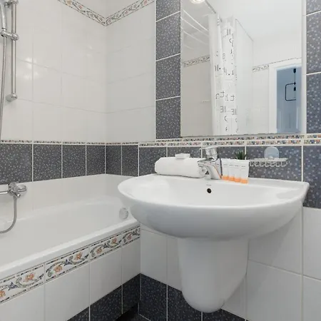 Family With 3 Bedrooms & Ac Near Metro Stoklosy By Renters Hotel