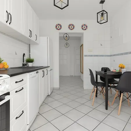 Hotel Family With 3 Bedrooms & Ac Near Metro Stoklosy By Renters