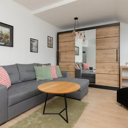 호텔 Family With 3 Bedrooms & Ac Near Metro Stoklosy By Renters