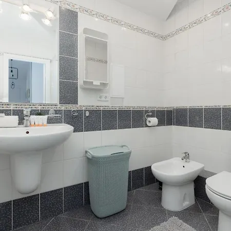 Family With 3 Bedrooms & Ac Near Metro Stoklosy By Renters 호텔 바르샤바